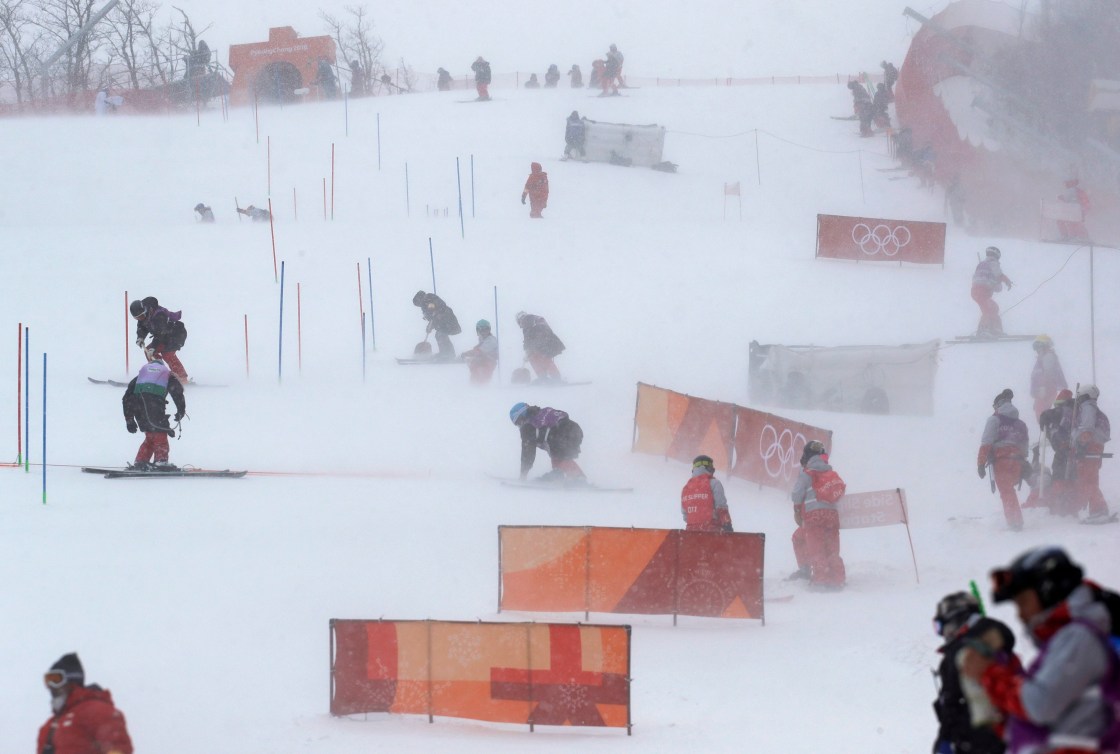 L'équipe de piste tente de préparer l'épreuve de slalom féminin au Centre alpin de YongPyong, aux Jeux olympiques de PyeongChang, le 14 février 2018. (AP Photo/Luca Bruno)