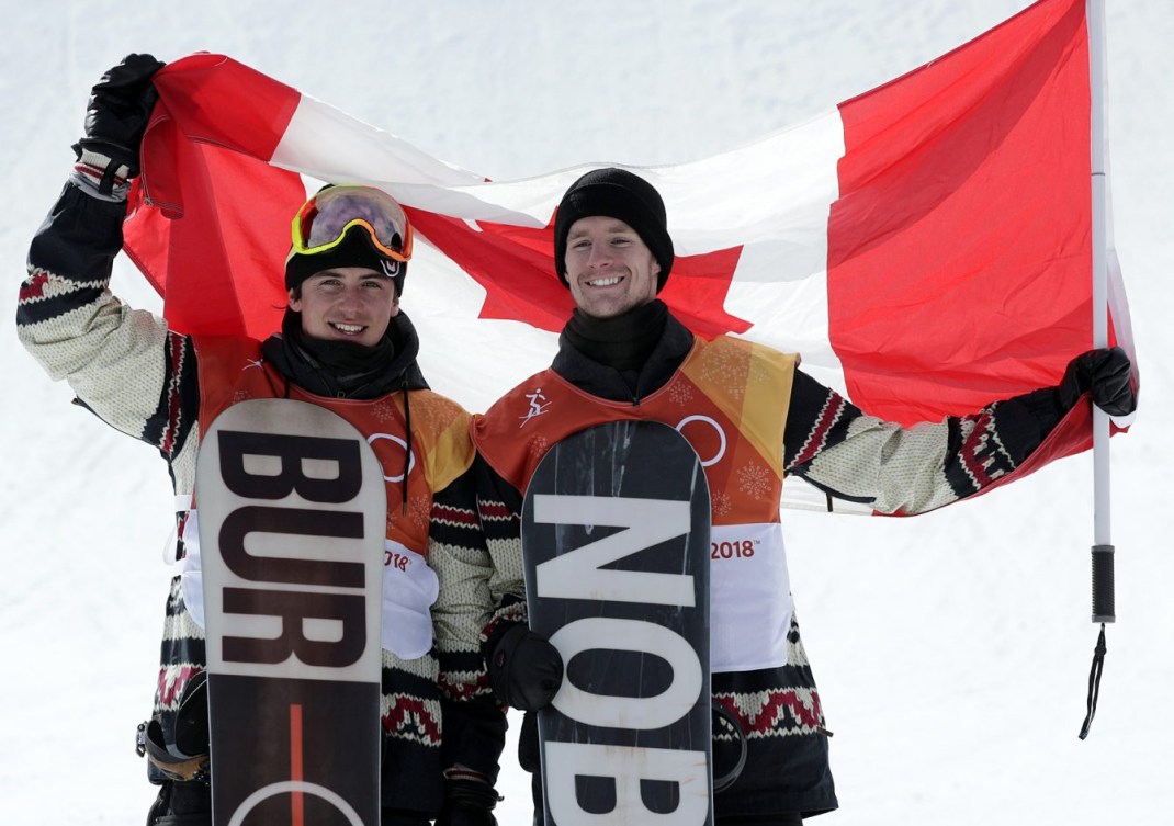 Mark McMorris gagne le bronze et Max Parrot gagne l'argent à la finale de slopestyle masculin au Parc de neige de Phoenix, aux Jeux olympiques de PyeongChang, le 11 février 2018. (Jason Ransom/COC)
