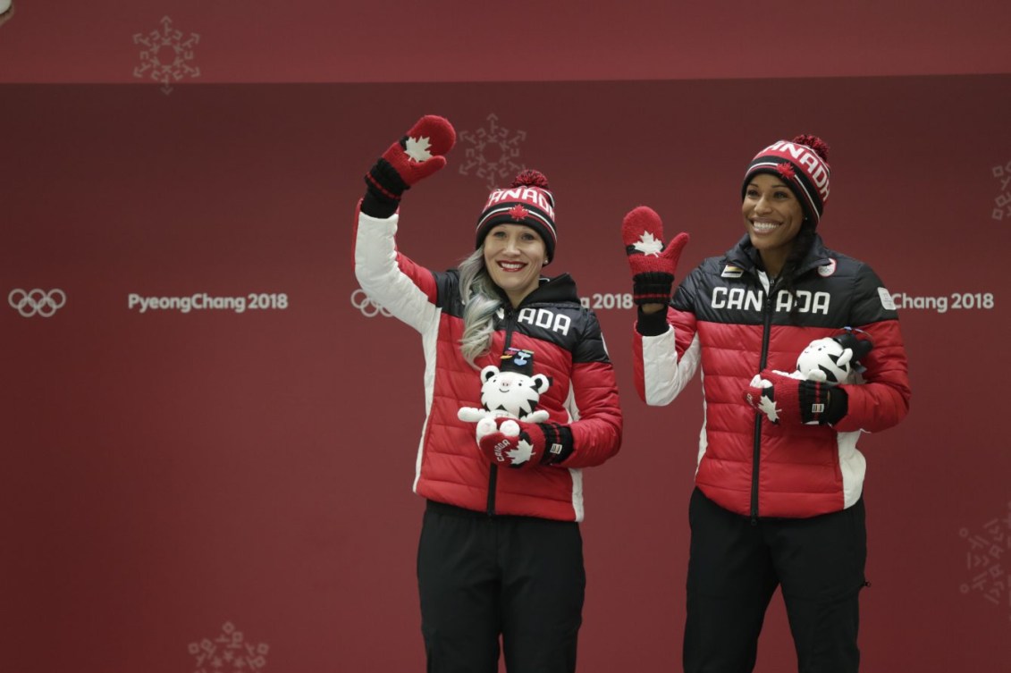 Phylicia George et Kaillie Humphries du Canada célèbrent leur médaille de bronze obtenue en bob à deux féminin à PyeongChang 2018, le 21 février. (Photo : Jason Ransom/COC)