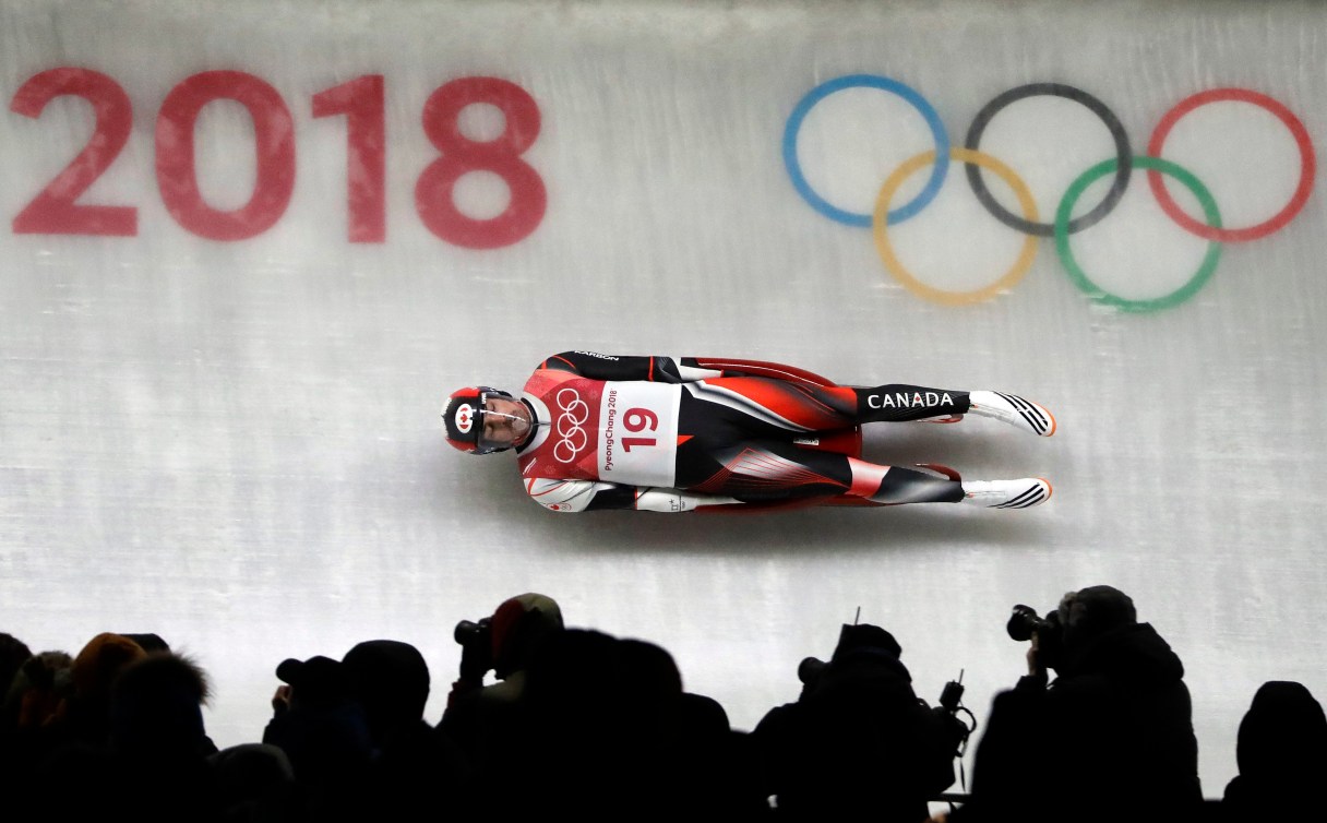 Sam Edney aux descentes finales à l'épreuve de luge masculine, aux Jeux olympiques de PyeongChang, le 11 février 2018. (AP Photo/Wong Maye-E)
