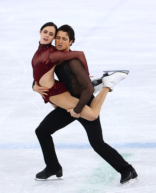 Les Canadiens Scott Moir et Tessa Virtue célèbrent la réalisation d’une performance parfaite à l’épreuve de danse sur glace aux Jeux olympiques d’hiver de PyeongChang 2018, en Corée, le mardi 20 février 2018. THE CANADIAN PRESS/HO – COC – Jason Ransom