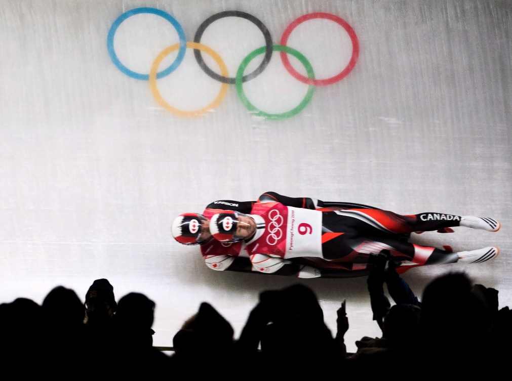 Tristan Walker et Justin Snith glissent leur troisième descente en luge double masculine aux Jeux olympiques de PyeongChang, le 14 février 2018. LA PRESSE CANADIENNE/Nathan Denette