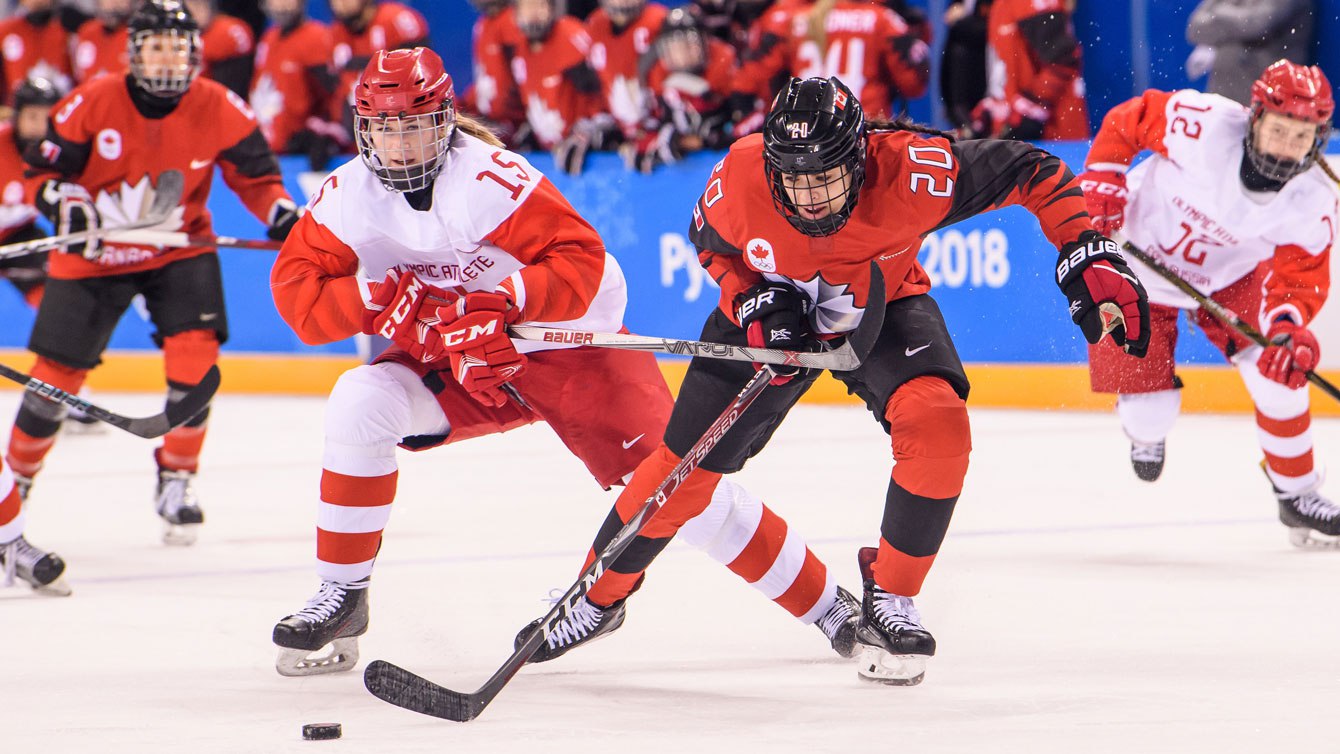 La Canadienne Sarah Nurse se bat pour obtenir le contrôle d’une rondelle libre contre les athlètes olympiques de la Russie le 11 février 2018 au Centre de hockey de Kwandong. (Photo : Vincent Ethier/COC)
