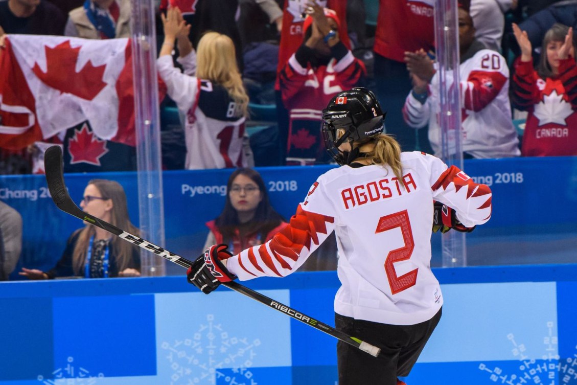 L’attaquante du Canada Meghan Agosta (2) célèbre le deuxième but qu’elle a marqué à la finale de hockey sur glace féminin entre le Canada et les États-Unis aux Jeux olympiques d’hiver de PyeongChang 2018, au Centre de hockey de Gangneung, le 22 février 2018 à Pyeongchang-gun, en Corée du Sud (Photo : Vincent Ethier/COC)