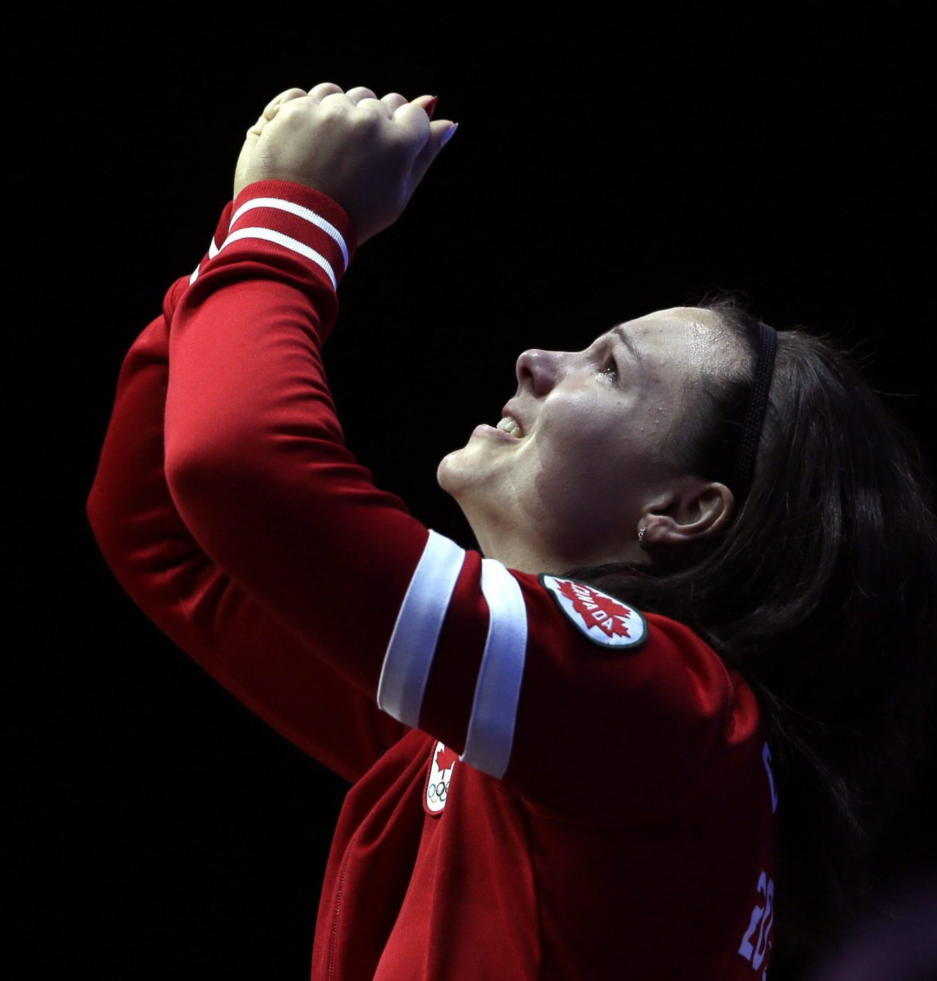 Christine Girard d'Équipe Canada après avoir remporté la médaille de bronze de l'épreuve d'haltérophilie des 63 kg à Londres 2012, le 31 juillet 2012. (AP Photo/Mike Groll)