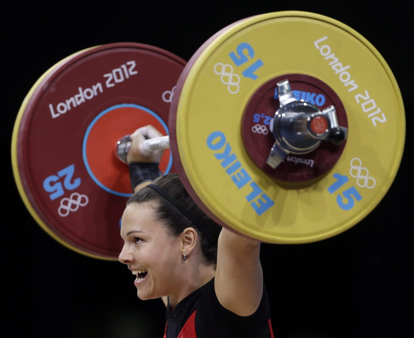 Christine Girard d'Équipe Canada prend part à l'épreuve d'haltérophilie des 63 kg à Londres 2012, le 31 juillet 2012. (AP Photo/Mike Groll)