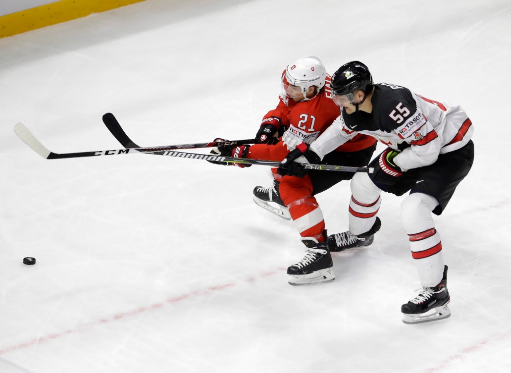 Le Suisse Kevin Fiala et le Canadien Colton Parayko se battent pour la rondelle.