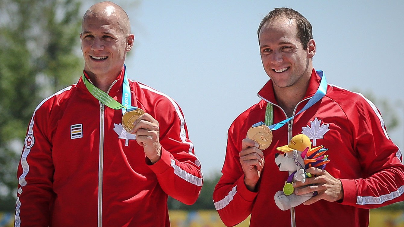 Benjamin Russell et Gabriel Beauchesne-Sevigny avec leur médaille d'or des Jeux panaméricains au C-2 1000m, à Toronto, le 13 juillet 2015.