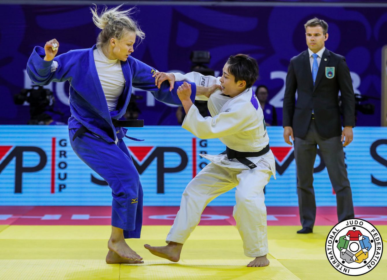 Christa Deguchi et Jessica Klimkait d'Équipe Canada lors de la finale chez les 57 kg au Grand Prix de Judo de Hohhot, en Chine. (Photo : Sabau Gabriela)