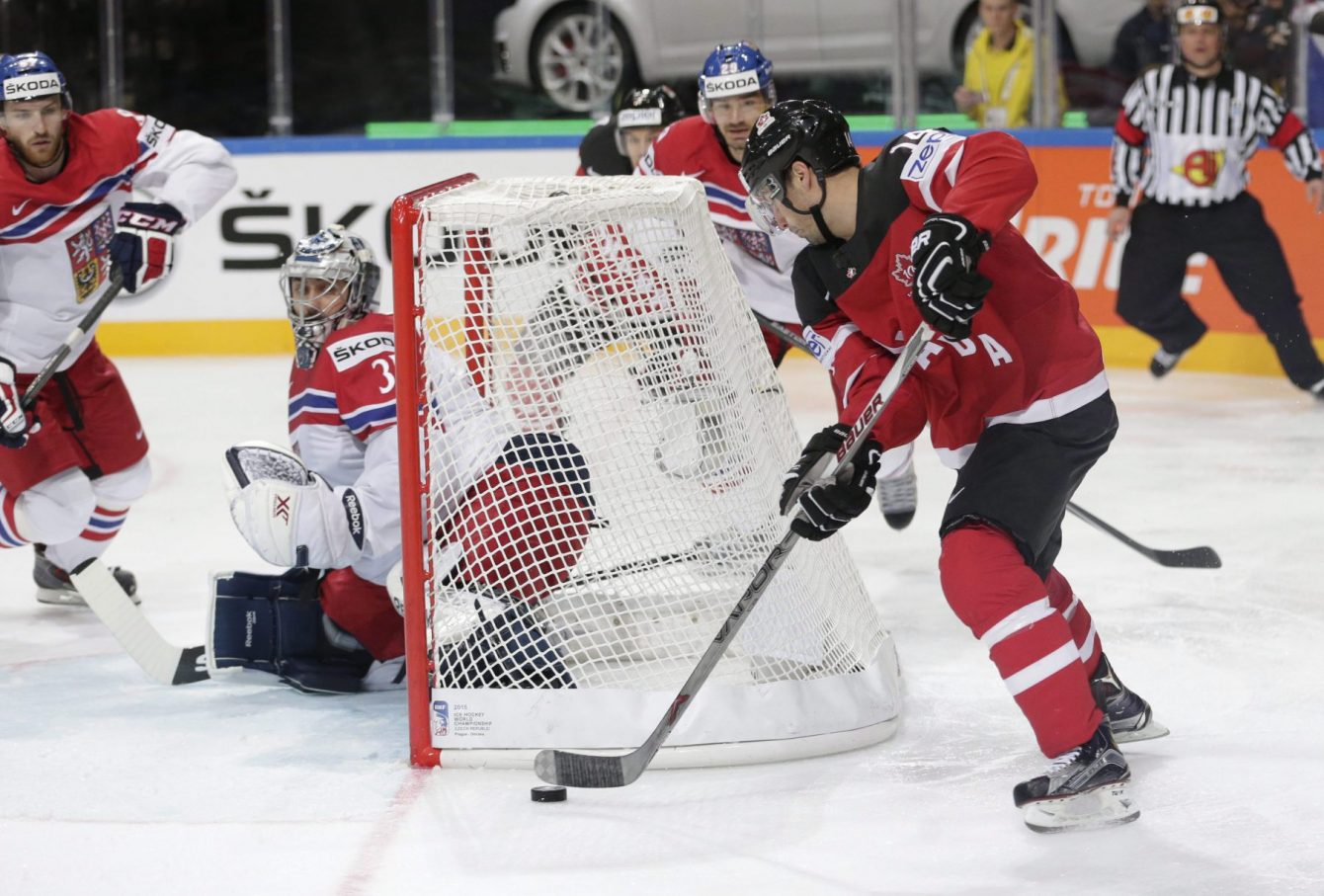 Jordan Eberle d'Équipe Canada contourne le filet avant d'ouvrir la marque lors du Championnat mondial de hockey face à la République tchèque, à Prague, le 4 mai 2015. (Photo : AP/Petr David Josek)