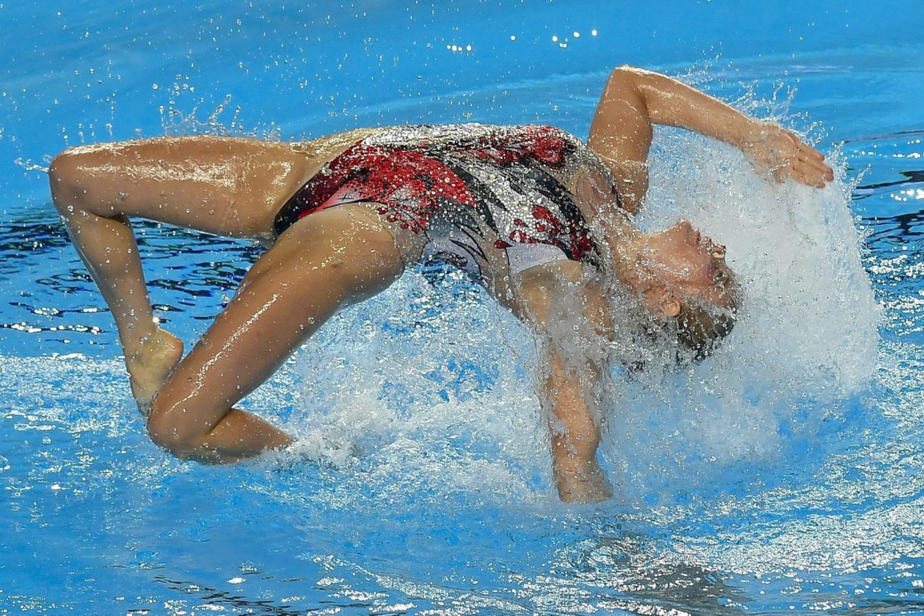 Les nageuses synchronisées d'Équipe Canada Claudia Holzner et Jacqueline Simoneau lors des Championnats du mon de la FINA à Budapest, en Hongrie, le 18 juillet 2017. (Photo : Zsolt Czegledi/MTI via AP)