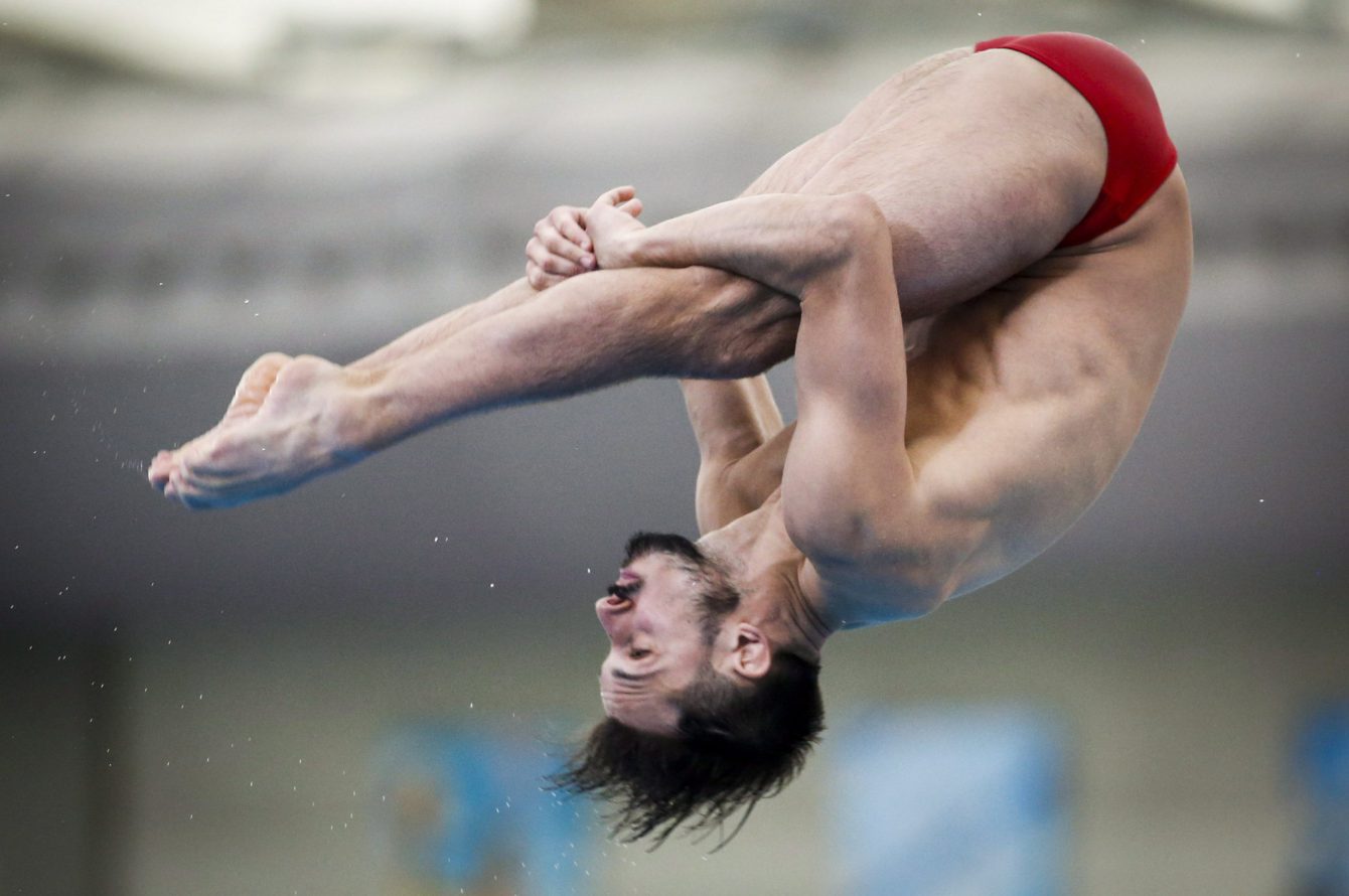 François Imbeau-Dulac d'Équipe Canada exécute un saut au Grand Prix de plongeon de Calgary, en finale du tremplin de trois mètres, le 13 mai 2018. Photo: THE CANADIAN PRESS/Jeff McIntosh