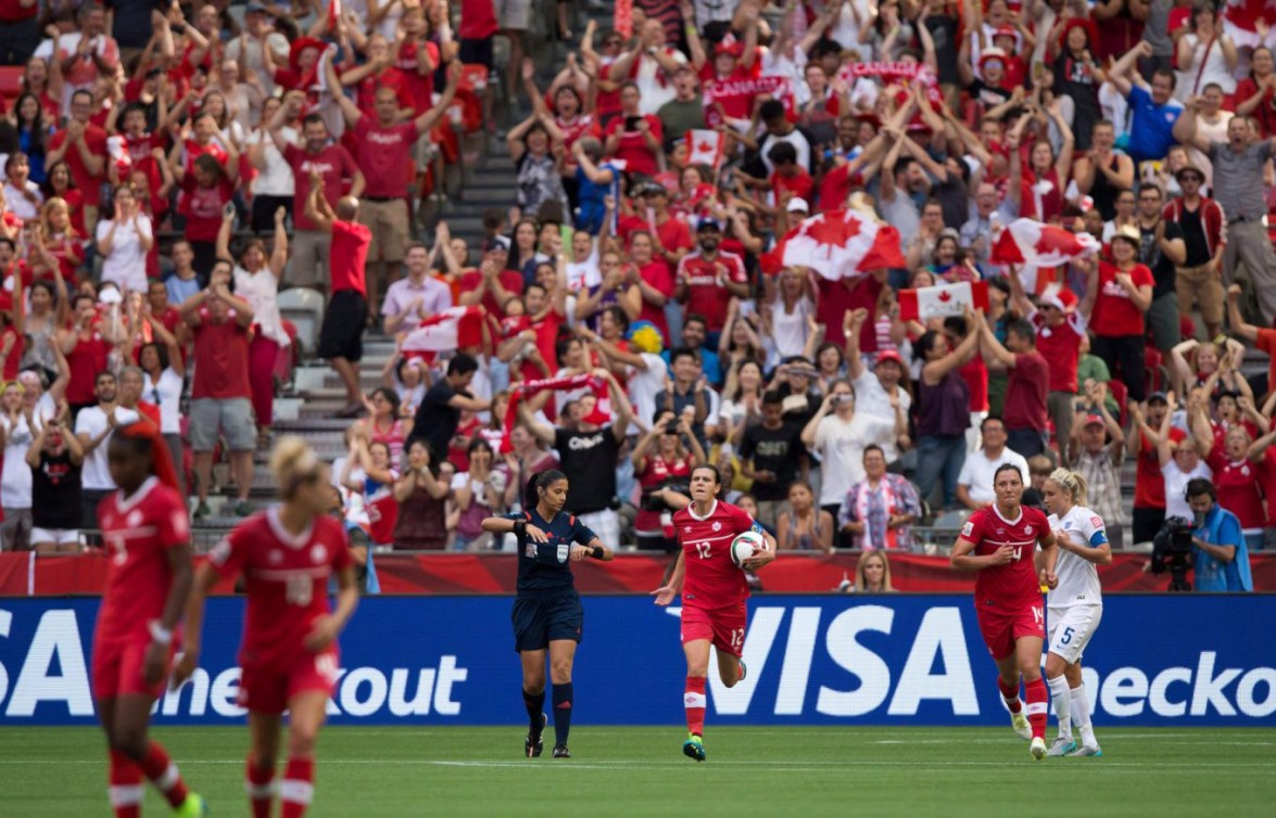La Canadienne Christine Sinclair ramène le ballon au centre du terrain après avoir marqué face à l'Angleterre, lors des quarts de finale de la Coupe du monde de 2015, présentée au Canada. Samedi, 27 juin 2015. LA PRESSE CANADIENNE/Darryl Dyck