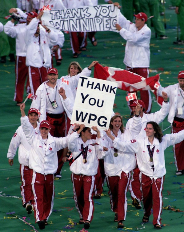 Des athlètes canadiens saluent la foule lors de la cérémonie de clôture des Jeux Panaméricains de Winnipeg, en 1999. Dimanche 8 août 1999.(CP PHOTO/Joe Bryksa)