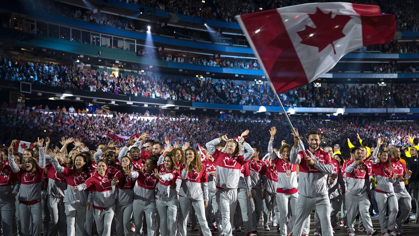 Mark Oldershaw mène Équipe Canada lors de la cérémonie d'ouverture des Jeux panaméricains de 2015, à Toronto.