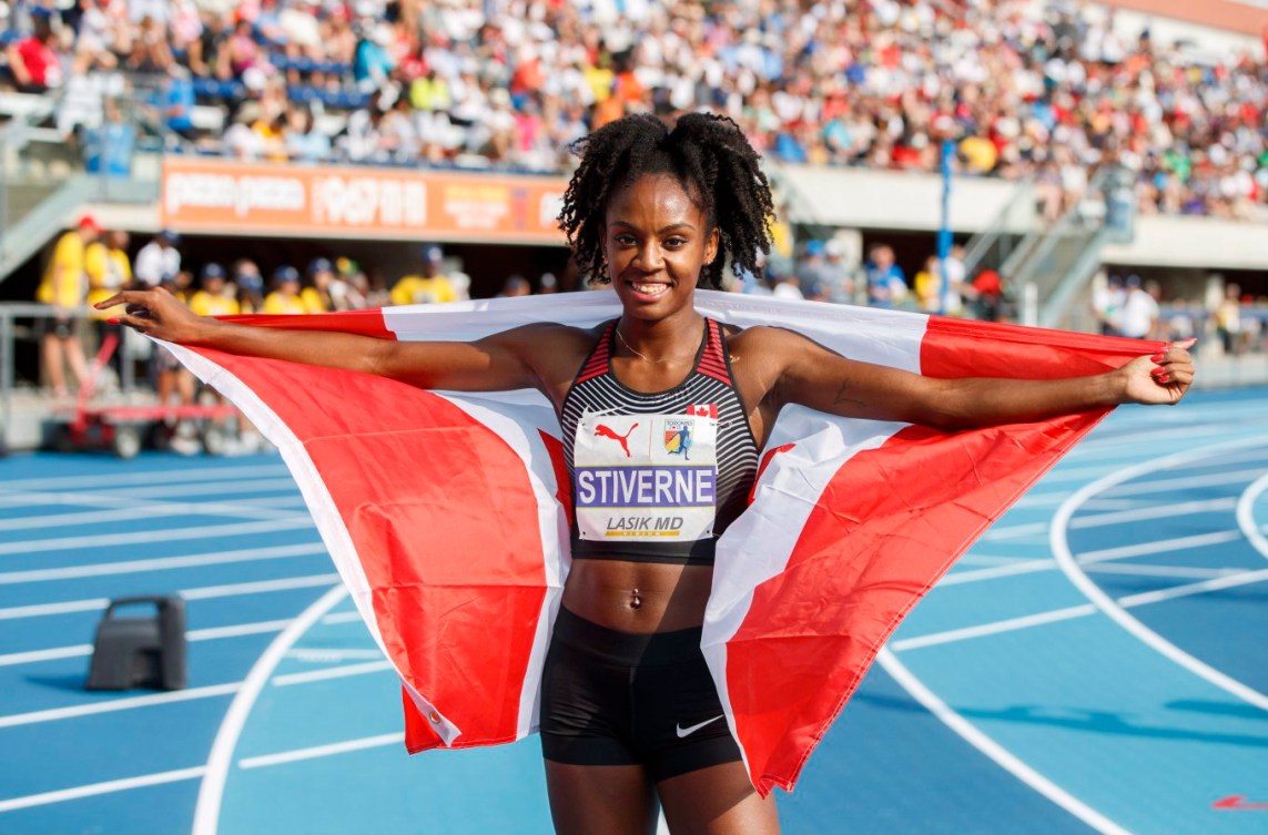 Aiyanna Stiverne prend la pose avec le drapeau canadien après avoir remporté l'argent au 400 m aux Championnats NACAC de Toronto, le 11 août 2018. LA PRESSE CANADIENNE/Mark Blinch