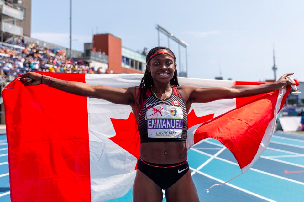 Crystal Emmanuel porte le drapeau canadien après avoir remporté la médaille d'argent au 200 m, aux Championnats NACAC, à Toronto, le 12 août 2018. COC/Thomas Skrlj