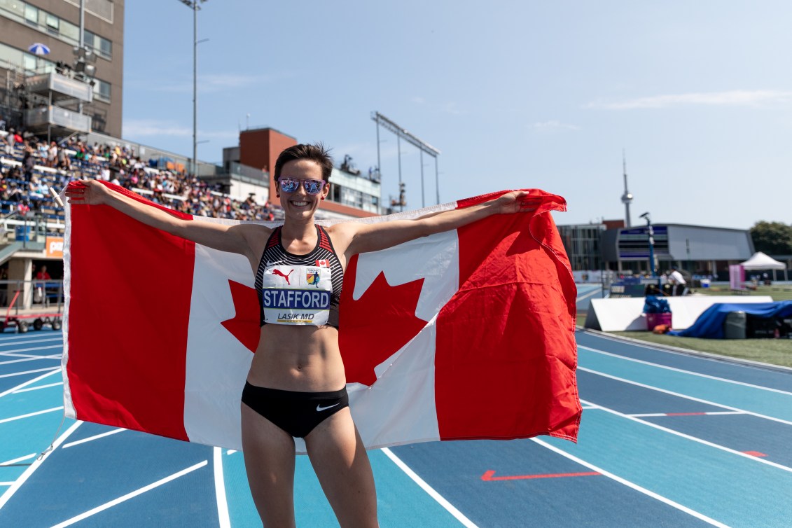 Gabriela Stafford célèbre sa médaille avec le drapeau canadien aux Championnats de la NACAC, à Toronto, le 12 août 2018. Photo: COC