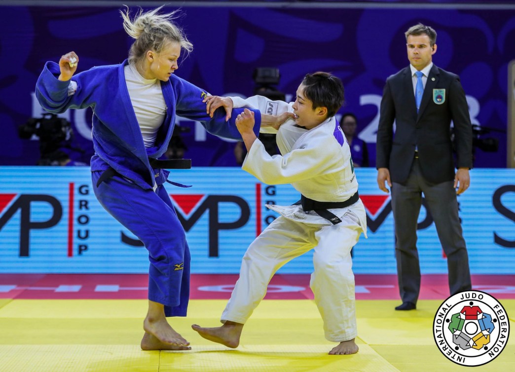 Christa Deguchi et Jessica Klimkait s'affronte lors de la finale des 57 kg au Grand Prix de judo en Chine. (Photo: Sabau Gabriela)