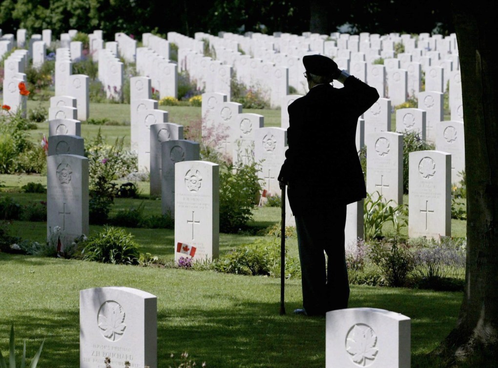 Le vétéran de la Seconde Guerre mondiale et du Débarquement de Normandie Roy Shaw salue ses camarades tombés au combat au Cimetière de guerre canadien Beny-sur-Mer