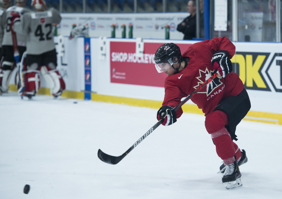 Dylan Cozens patine vers la rondelle.