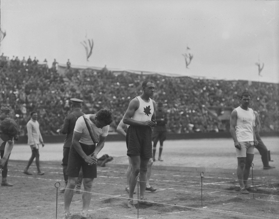 Army Howard se tient devant la piste d'athlétisme