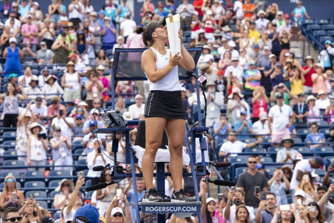 Bianca Andreescu embrasse son trophée de la Coupe Rogers 2019