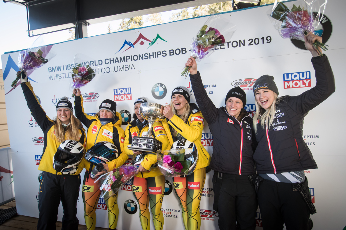 Les équipes gagnantes célèbrent sur le podium