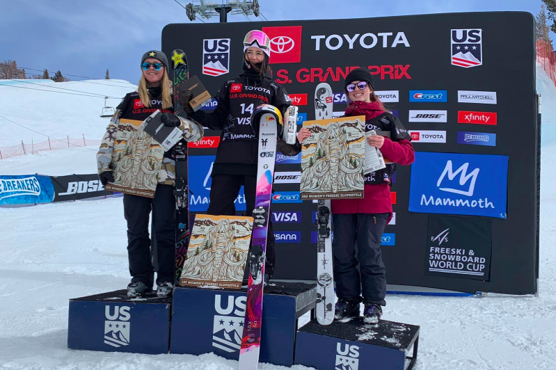 Les trois médaillées du ski slopestyle sur le podium.