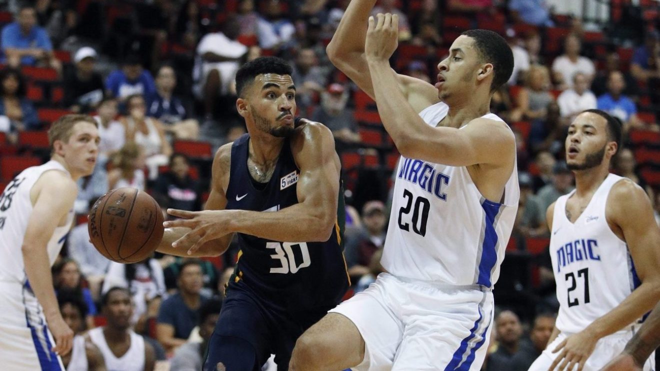 Le Canadien Naz Mitrou-Long du Jazz de l'Utah passe le ballon contre le Magic d'Orlando lors d'un match de la ligue d'été de la NBA, le 12 juillet 2018, à Las Vegas.