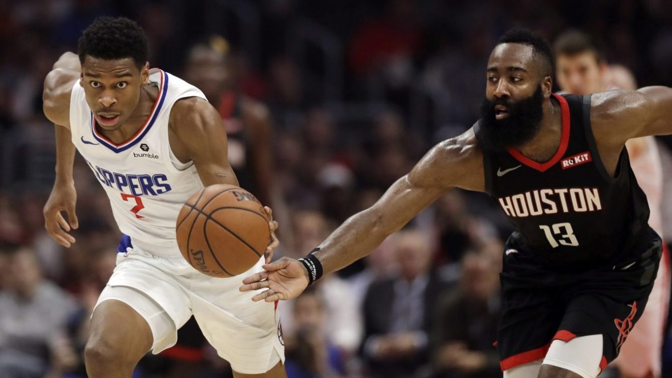 Shai Gilgeous-Alexander des Clippers de Los Angeles dribble devant James Harden lors d'un match de la NBA.