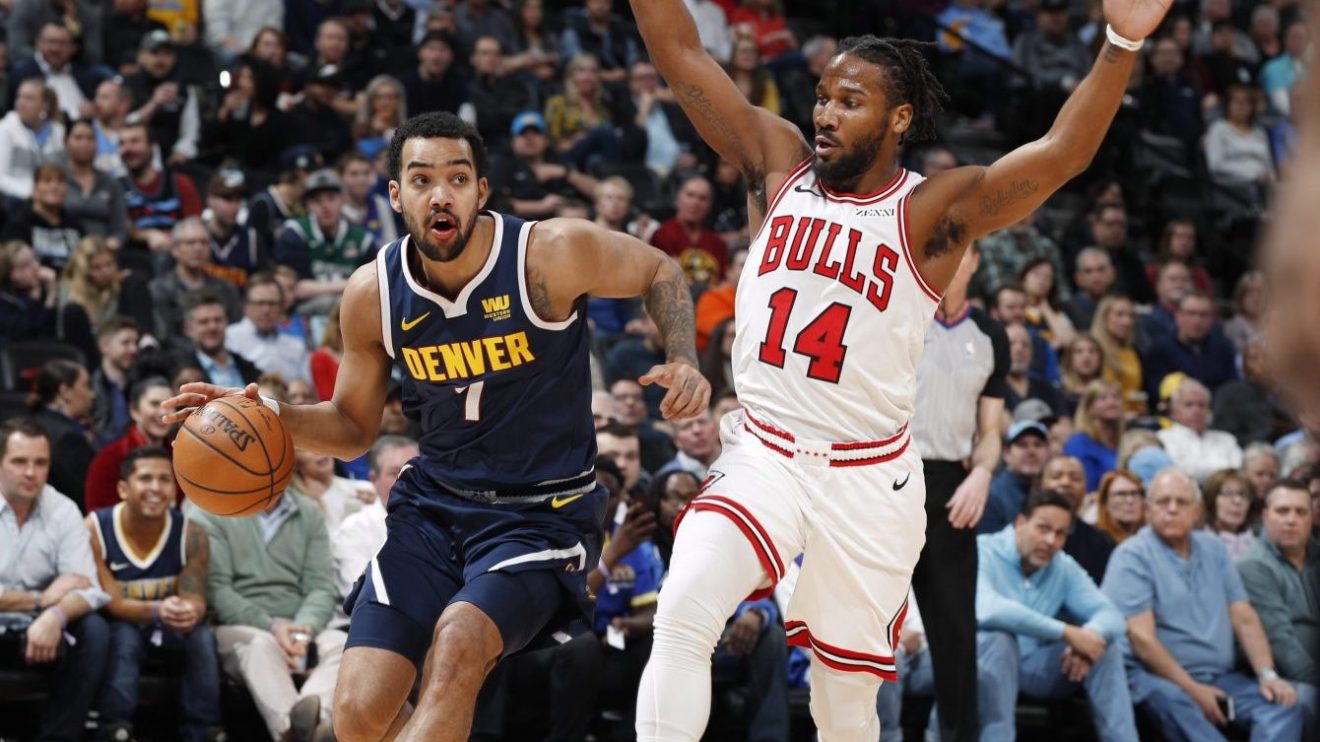 L'attaquant des Nuggets de Denver Trey Lyles file devant Wayne Selden Jr. des Bulls de Chicago.