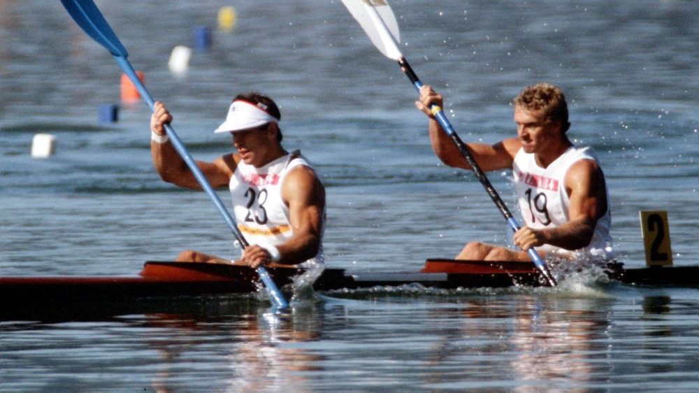 Alwyn Morris et Hugh Fisher en train de pagayer dans leur kayak double aux Jeux olympiques de Los Angeles en 1984.