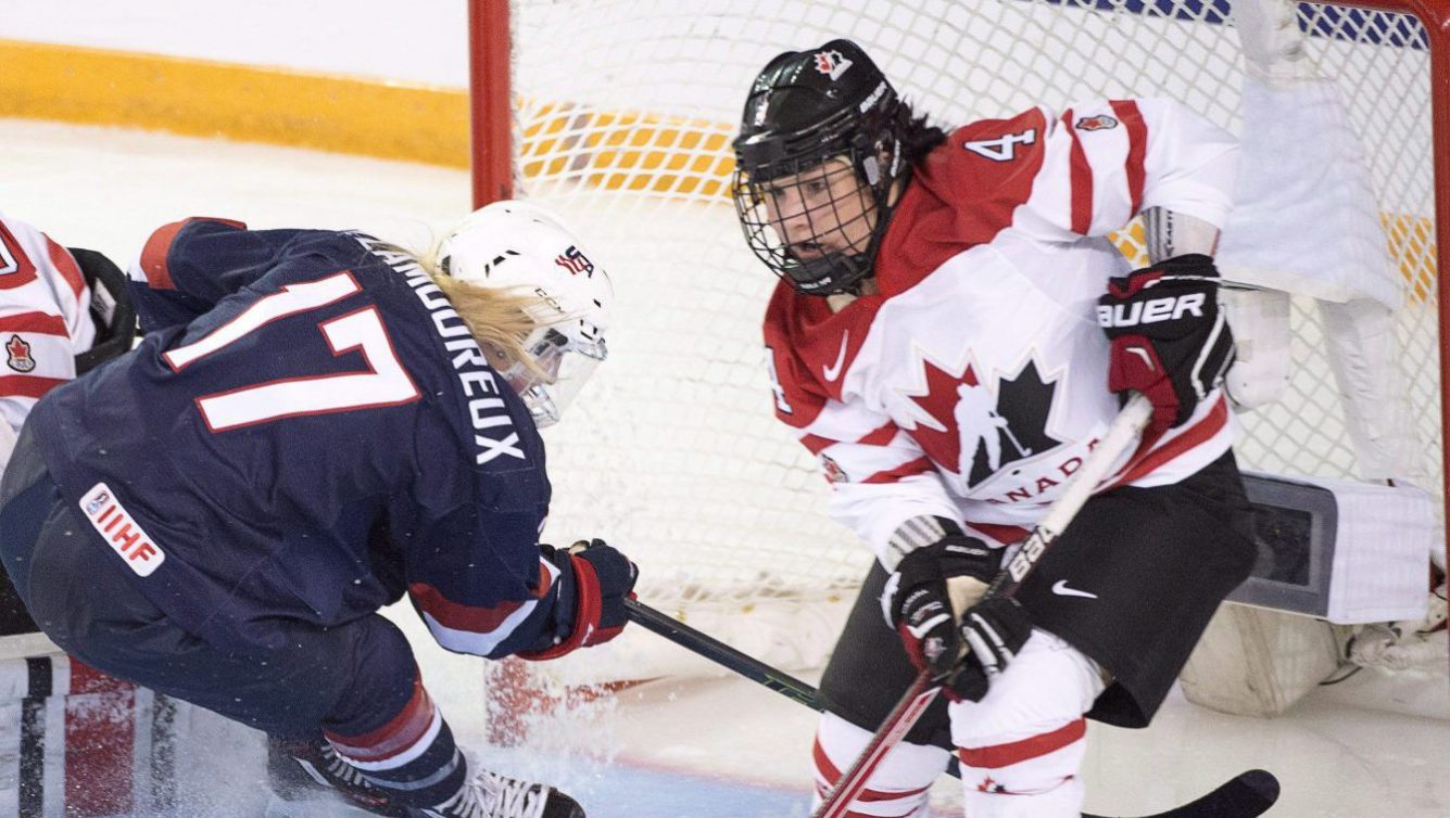 Brigette Lacquette en action sur la glace lors des Mondiaux de hockey féminin 2016.