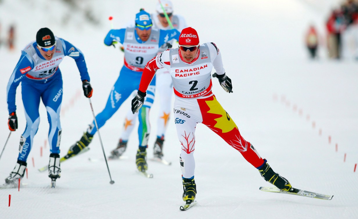 Jesse Cockney ski à la Coupe du monde de ski de fond de Canmore