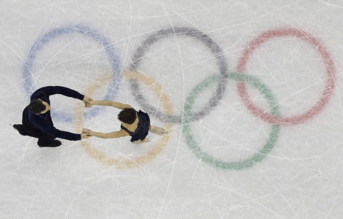 Les patineurs artistiques Meagan Duhamel et Eric Radford sur la glace des Jeux olympiques de PyeongChang 2018.