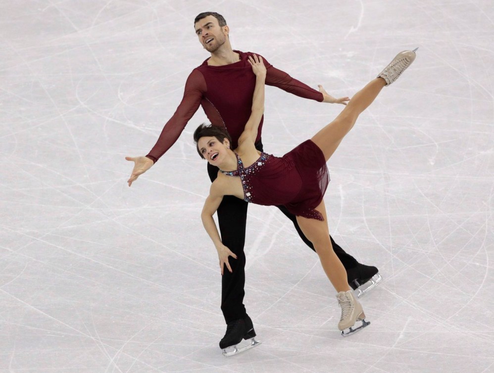 Les patineurs artistiques Meagan Duhamel et Eric Radford sur la glace lors de l'épreuve par équipe des Jeux olympiques de PyeongChang 2018