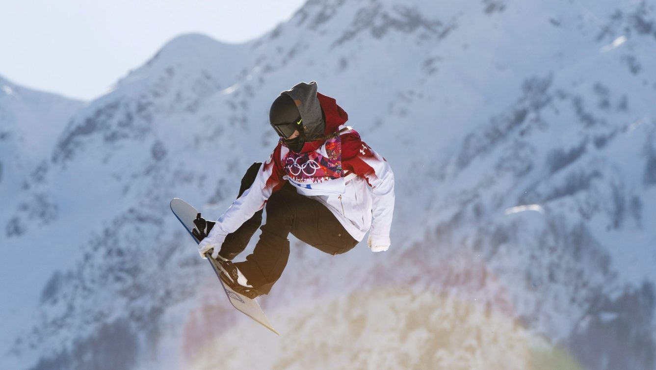 Spencer O'Brien agrippe sa planche en plein vol lors des Jeux olympiques de Sotchi en 2014.