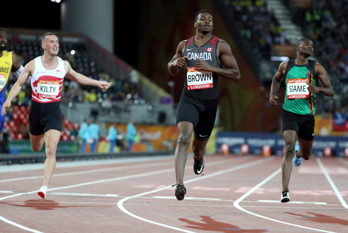 Aaron Brown devant ses compétiteurs au 200 m aux Jeux du Commonwealth de 2018