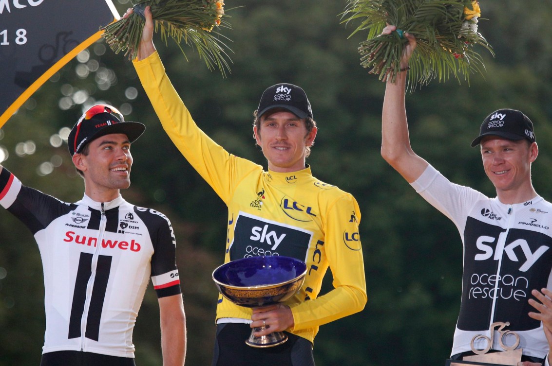 Geraint Thomas, au centre, Tom Dumoulin, à gauche et Chris Froome sur le podium du Tour de France 2018