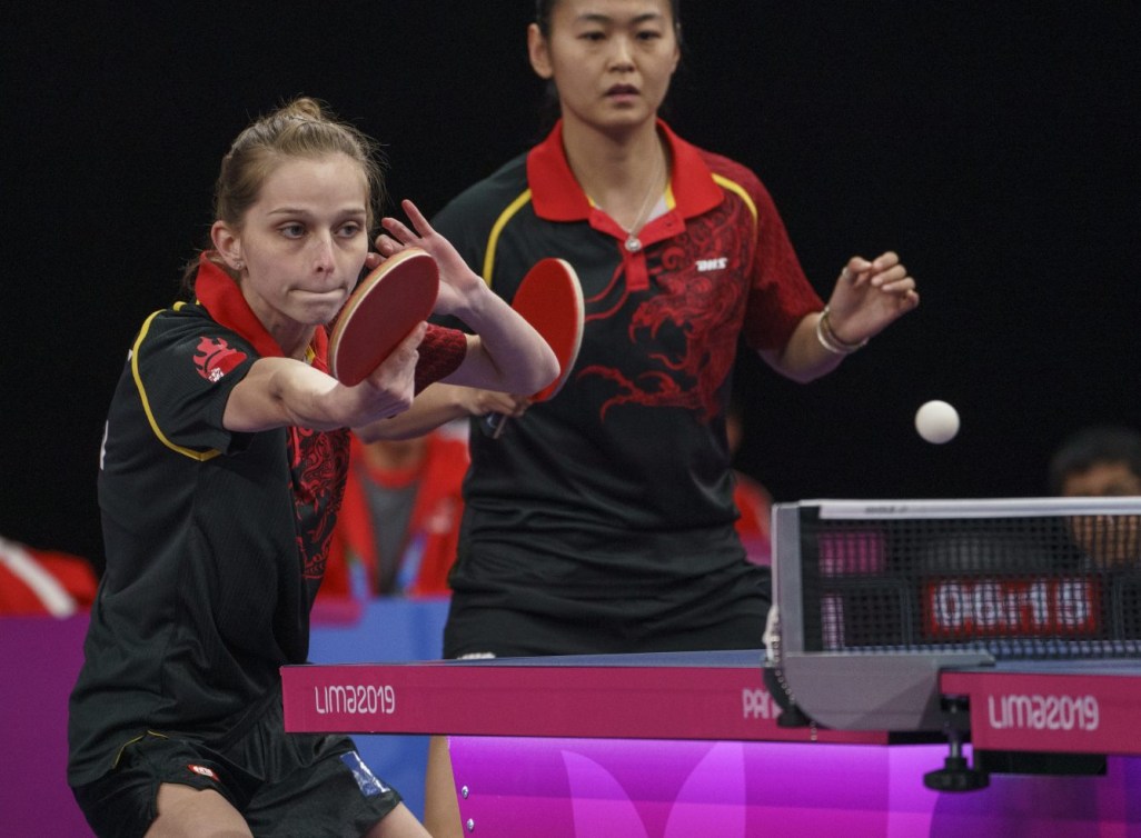 Deux joueuses de tennis de table en action