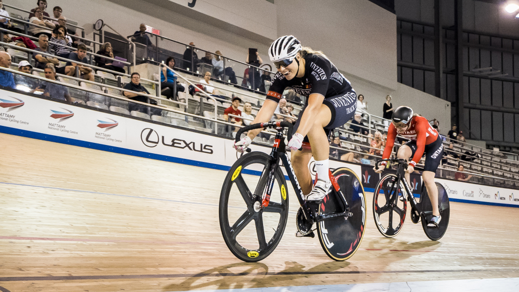 Kelsey Mitchell en action dans un vélodrome