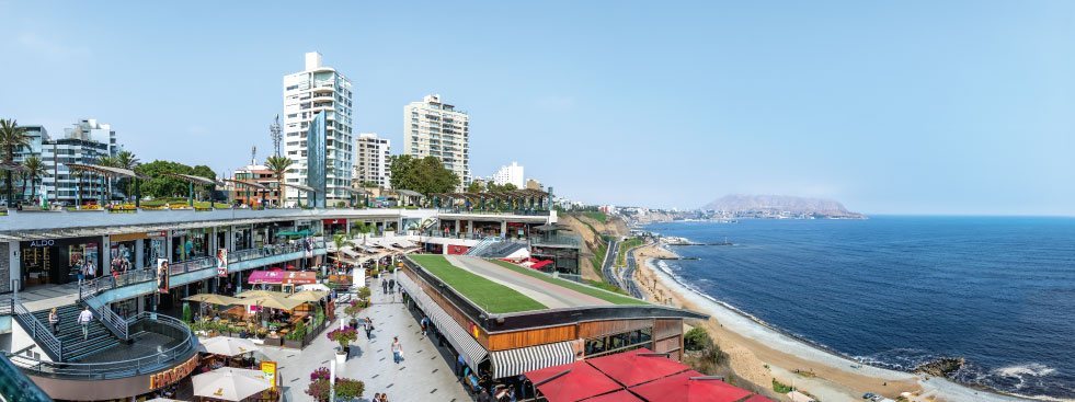 Vue de la plage et de la ville de Lima.