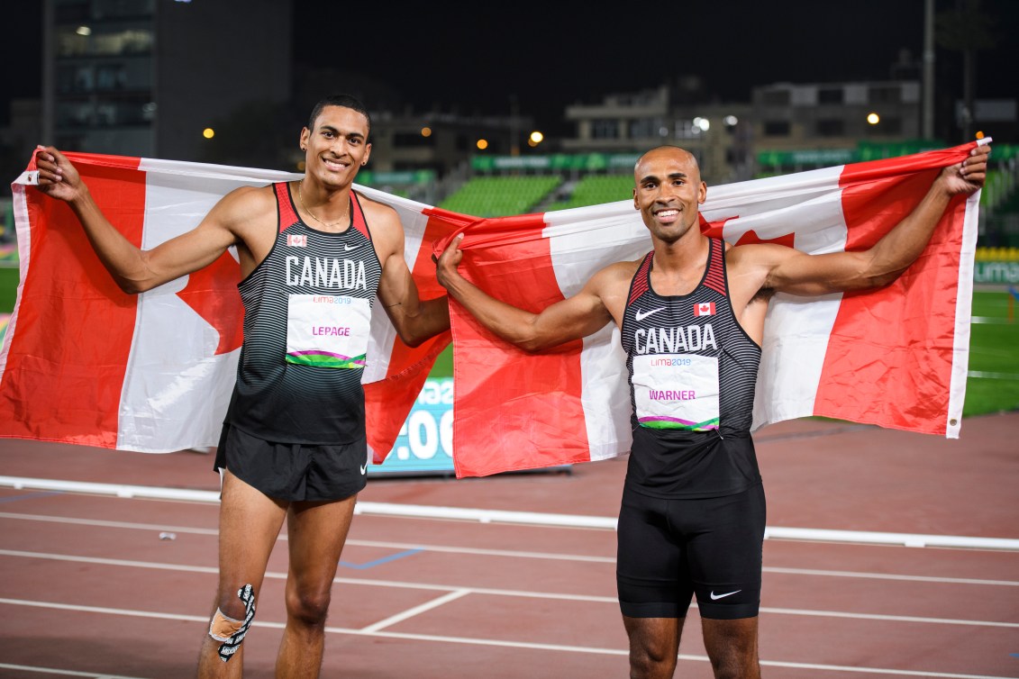 Pierce Lepage, à gauche, et Damian Warner posent avec leurs drapeaux du Canada