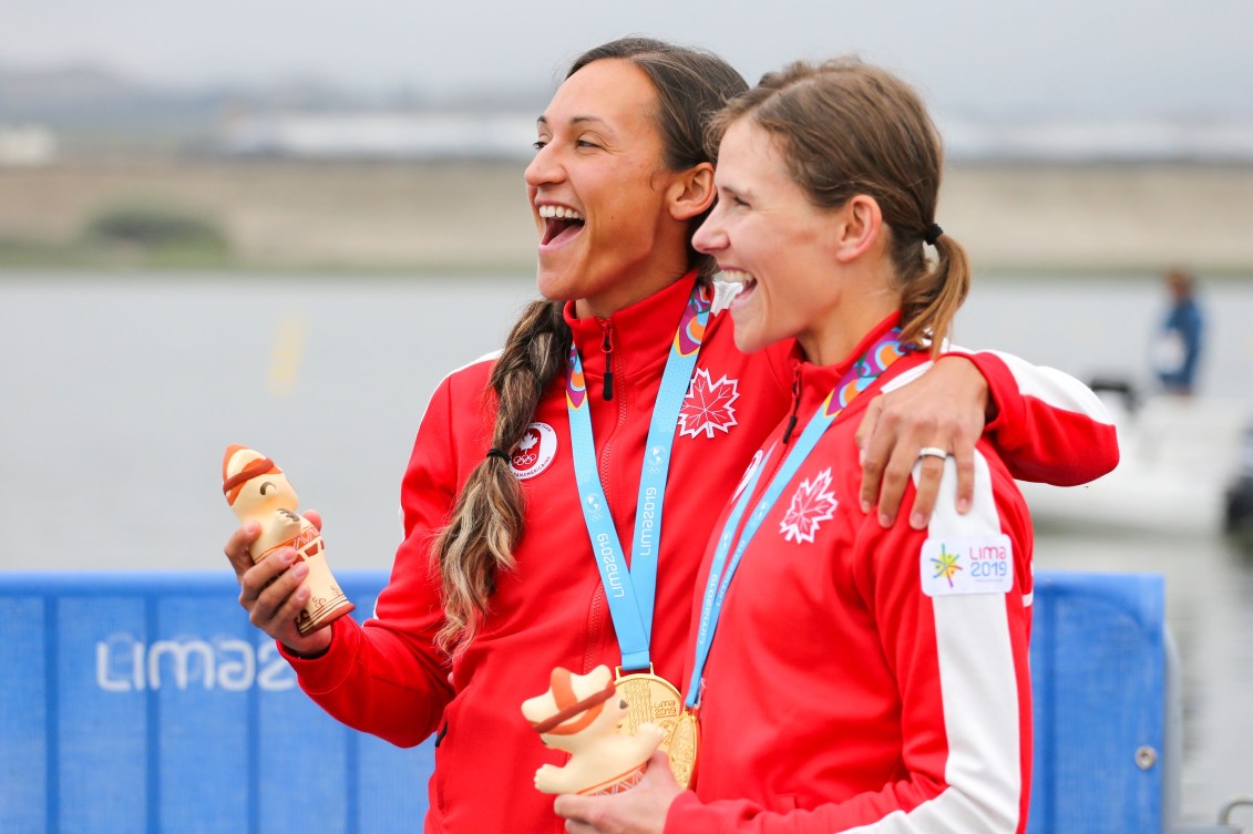 Jaclyn Stelmaszyk et Katherine Haber célèbrent leur médaille d'or en aviron à Lima 2019