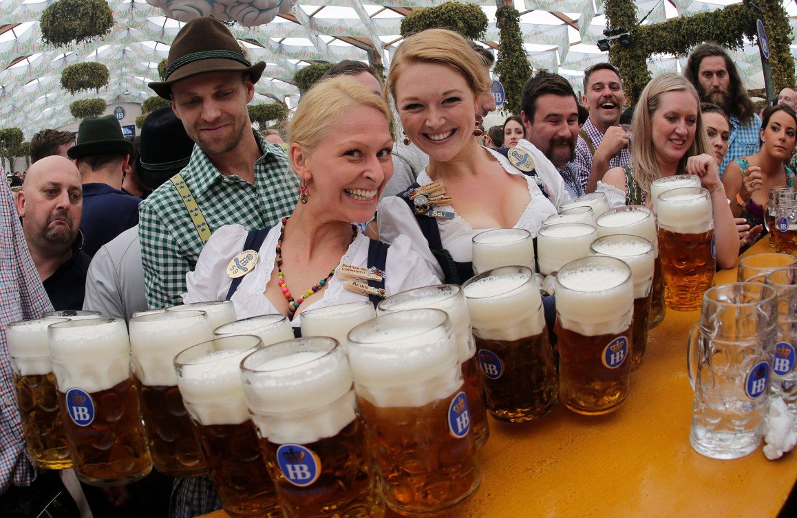 Deux serveuses de l'Oktoberfest tiennent une dizaine de choppes de bière dans leurs mains