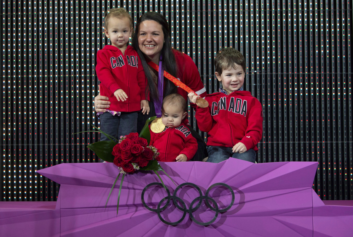 Christine Girard avec ses enfants sur le podium