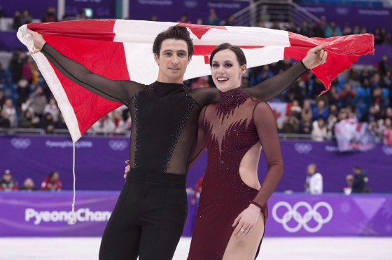 Scott Moir et Tessa Virtue font un tour de glace avec le drapeau canadien