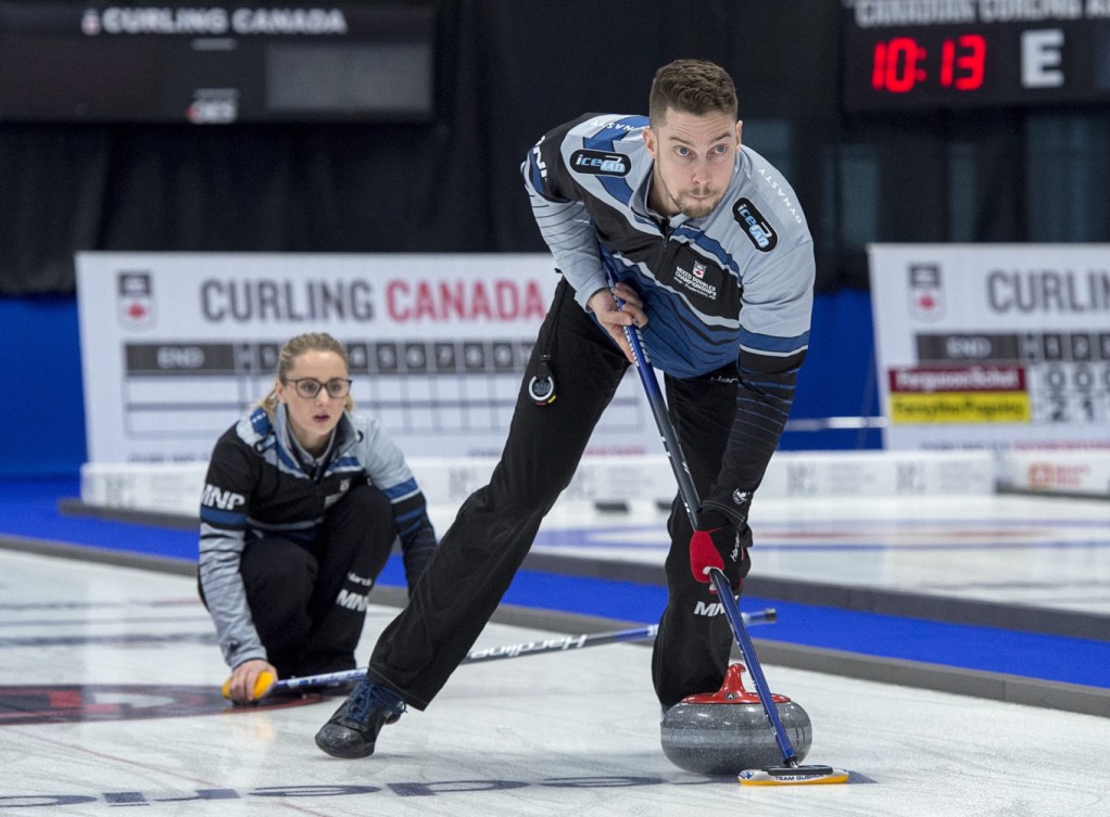 Brett Gallant brosse pour faire avancer la pierre lancée par Jocelyn Peterman, derrière