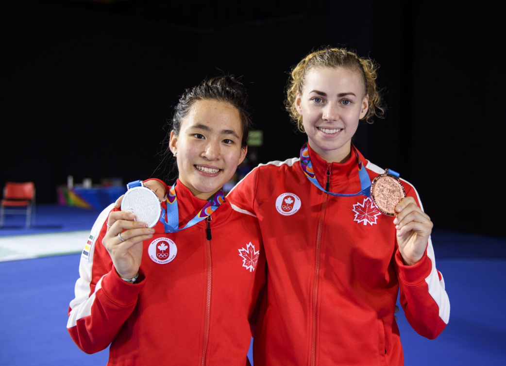Guo et Harvey, souriantes, montrent leurs médailles.